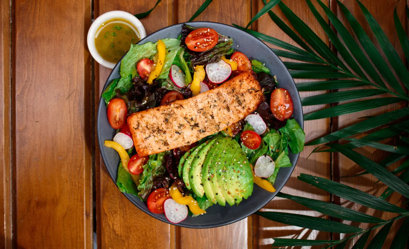 Assiette équilibrée avec saumon, avocat et salade, un repas pratique au quotidien